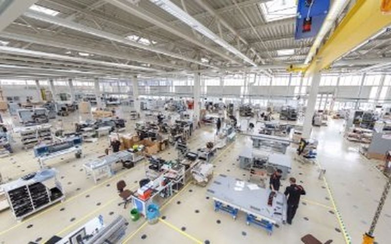 Canon konzentriert Flachbettdrucker-Produktion in Poing bei München und schafft 100 neue Arbeitsplätze
