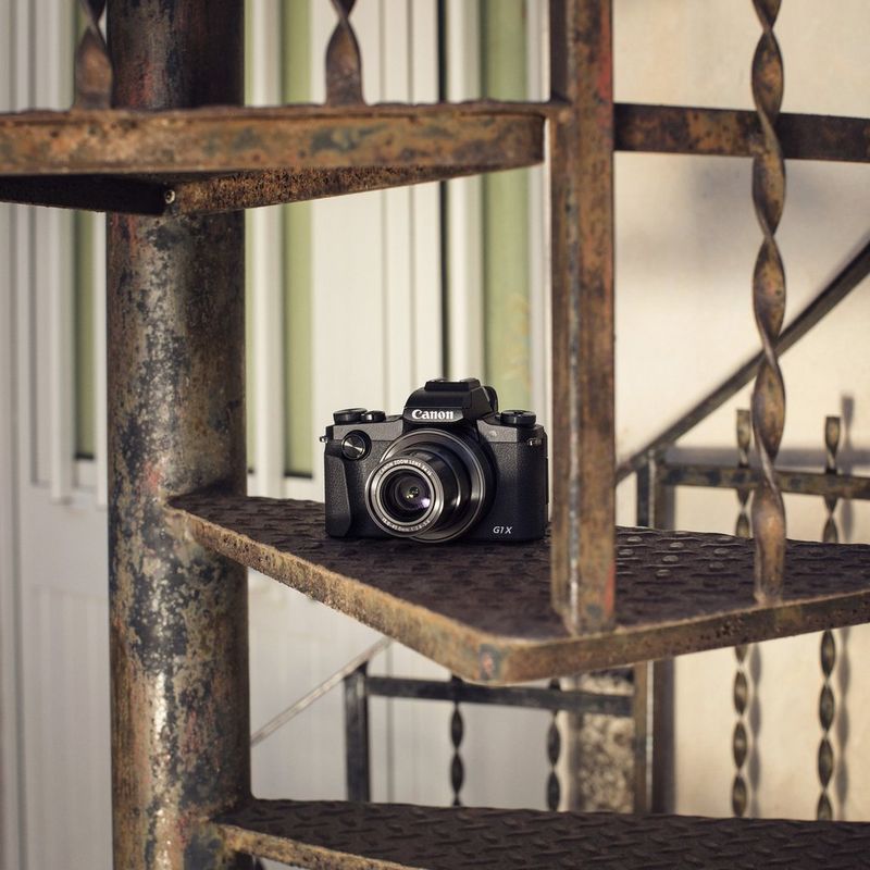 Canon PowerShot G1 X Mark III Appareil photo sur un escalier en métal