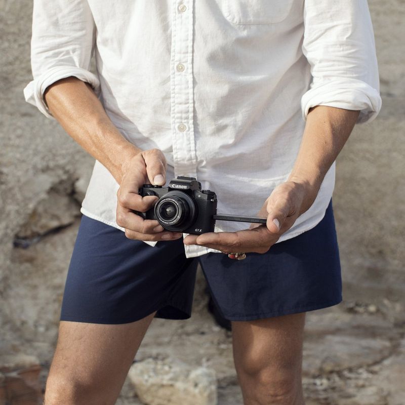 Canon PowerShot G1 X Mark III homme tenant l'appareil photo