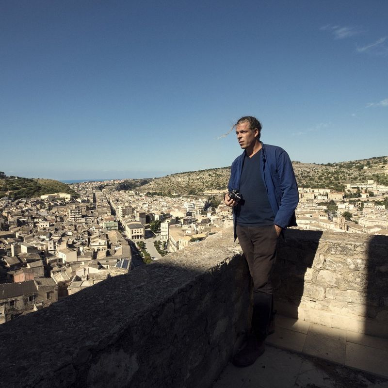 Canon PowerShot G1 X Mark III homme tenant l'appareil photo