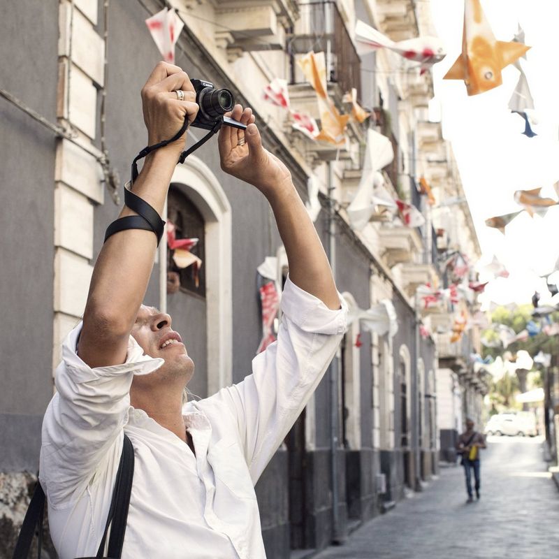 Canon PowerShot G1 X Mark III Homme prenant une photo