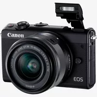 Canon EOS M100 negra + objetivo EF-M 15-45mm f/3.5-6.3 IS STM negro Producto Vista diagonal con el flash incorporado