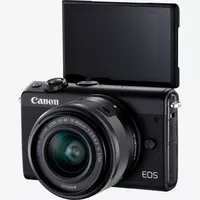Canon EOS M100 negra + objetivo EF-M 15-45mm f/3.5-6.3 IS STM negro Producto Vista diagonal con la pantalla abatible