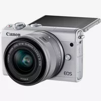 Canon EOS M100 blanca + objetivo EF-M 15-45mm f/3.5-6.3 IS STM plata Producto Vista diagonal con la pantalla abatible