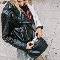 Canon EOS M100 con cuerpo blanco 0 Una mujer usando la cámara en una calle
