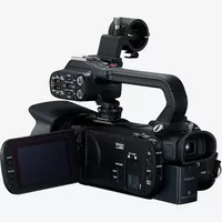 Canon XA11 Camcorder Produkt Rückansicht von links mit ausgeklapptem Bildschirm auf einem Stativ