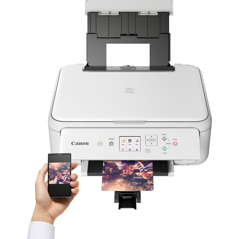 Canon PIXMA TS5151 – Weiß Produkt Vorderansicht mit einer Person, die von einem Smartphone aus druckt