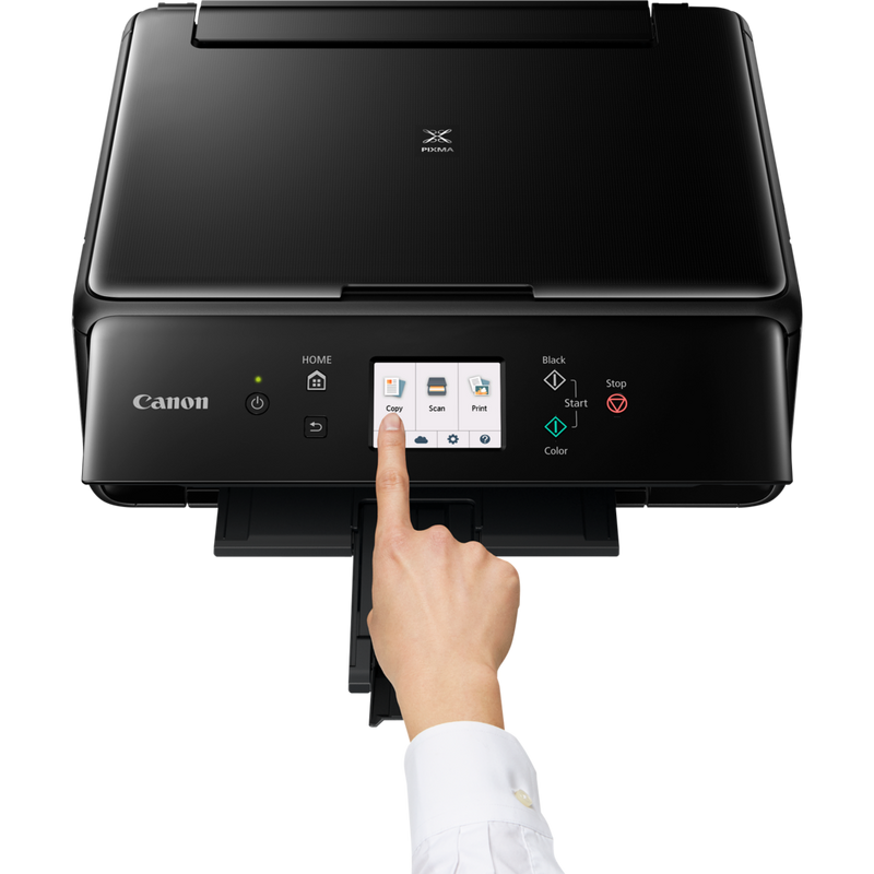 Canon PIXMA TS6150 - Black Produkt Sett forfra med en person som bruker skriveren