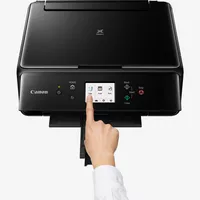Canon PIXMA TS6150 - Noir Produit Vue avant, montrant une personne en train d'utiliser l'imprimante