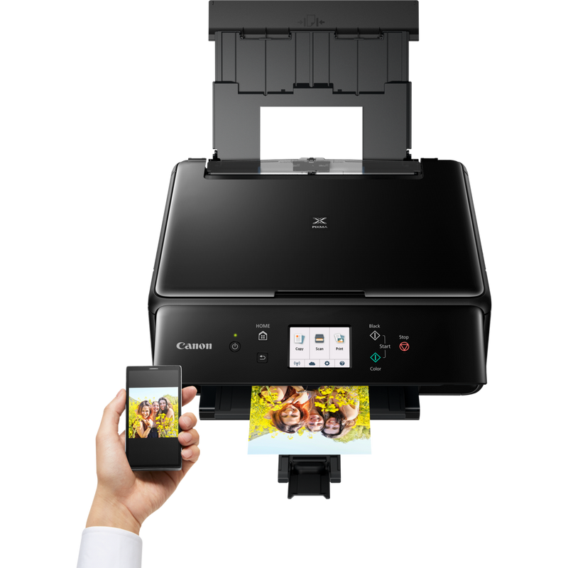 Canon PIXMA TS6150 - Black Produkt Sett forfra med en person som skriver ut fra en smarttelefon