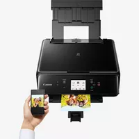 Canon PIXMA TS6150 - Noir Produit Vue avant, montrant une personne en train d'imprimer depuis un smartphone
