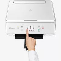 Canon PIXMA TS6151 - Blanca Producto Vista frontal de una persona usando la impresora