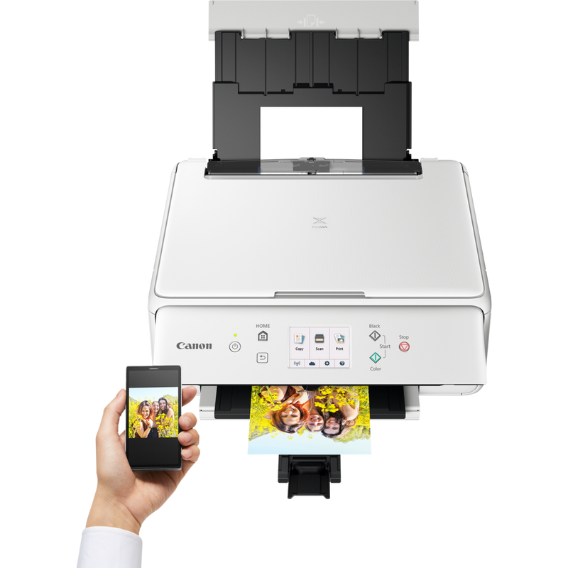 Canon PIXMA TS6151 - White Produkt Vy framifrån med en person som skriver ut från en smartphone