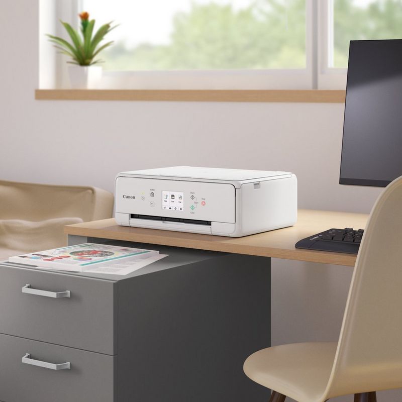 Canon PIXMA TS6151 - White  Placerad på ett datorbord i ett hus
