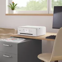 Canon PIXMA TS6151 - Blanca Sobre una mesa de ordenador en una casa