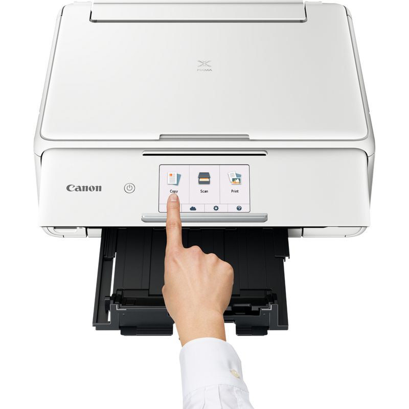 Canon PIXMA TS8151 - White Produkt Sett forfra med en person som bruker skriveren