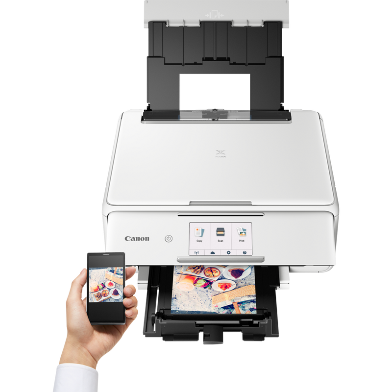 Canon PIXMA TS8151 - White Produkt Sett forfra med en person som skriver ut fra en smarttelefon