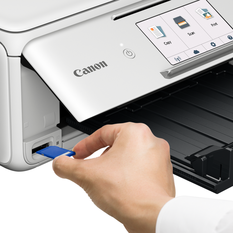 Canon PIXMA TS8151 - White Produkt Sett forfra med en person som setter inn et minnekort