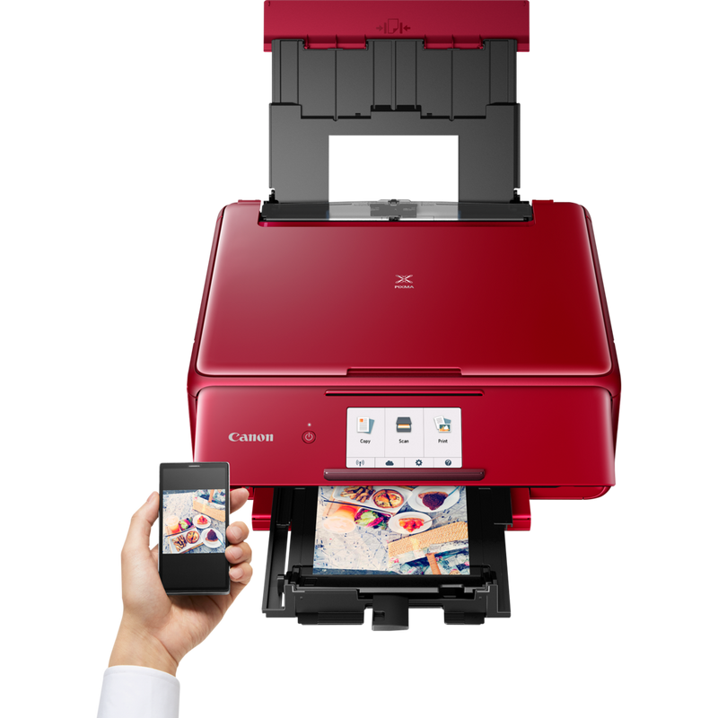 Canon PIXMA TS8152 – czerwona Produkt Widok z przodu – osoba drukuje ze smartfona