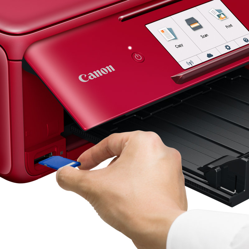 Canon PIXMA TS8152 – czerwona Produkt Widok z przodu – osoba wkłada kartę pamięci