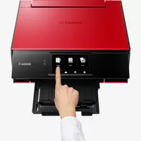 Canon PIXMA TS9155 - Rouge Produit Vue avant, montrant une personne en train d'utiliser l'imprimante
