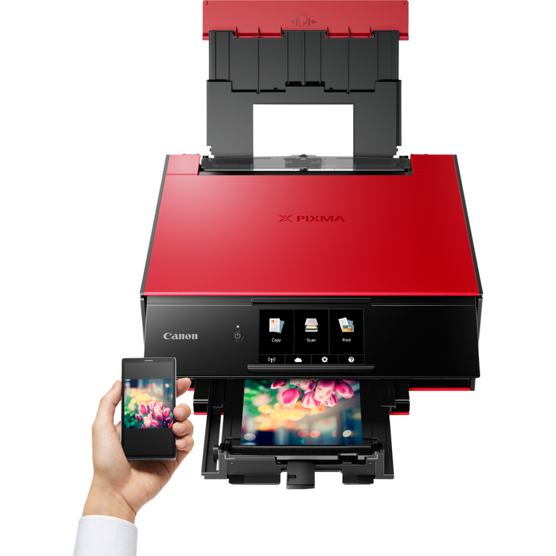 Canon PIXMA TS9155 Wireless Colour All in One Inkjet Photo Printer - Red Produkt Sett forfra med en person som skriver ut fra en smarttelefon