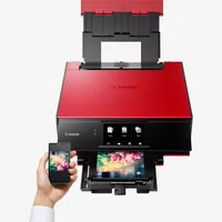 Canon PIXMA TS9155 - Rouge Produit Vue avant, montrant une personne en train d'imprimer depuis un smartphone