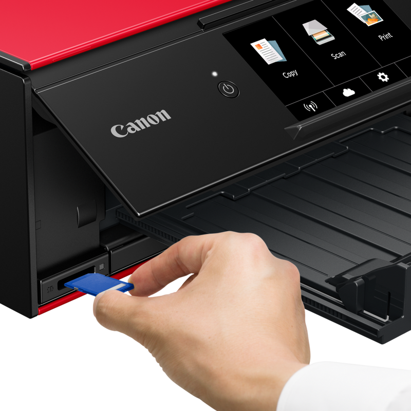 Canon PIXMA TS9155 Wireless Colour All in One Inkjet Photo Printer - Red Produkt Sett forfra med en person som setter inn et minnekort