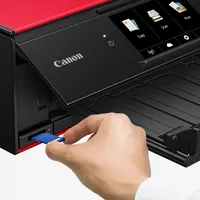 Canon PIXMA TS9155 - Rouge Produit Vue avant, montrant une personne en train d'insérer une carte mémoire