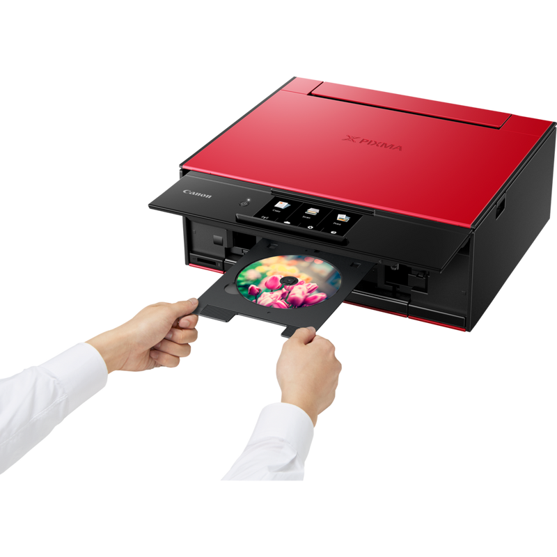 Canon PIXMA TS9155 Wireless Colour All in One Inkjet Photo Printer - Red Produkt Sett forfra med en person som setter inn en CD