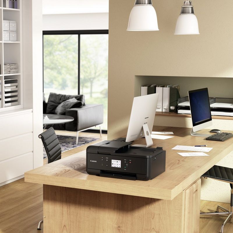 Canon PIXMA TR7550  Placerad på ett kontorsbord bredvid en datorskärm