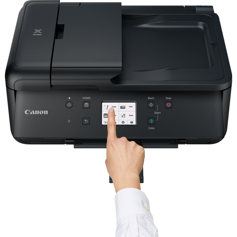 Canon PIXMA TR7550 Produkt Vy framifrån med en person som använder skrivaren