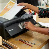 Canon PIXMA TR8550 Produkt Vorderansicht mit einer Person, die den Drucker bedient