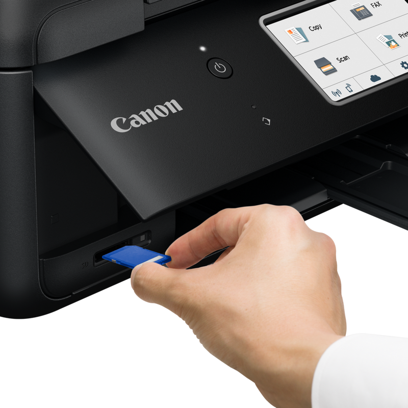 Canon PIXMA TR8550 Produkt Vorderansicht mit einer Person, die eine Speicherkarte einsetzt
