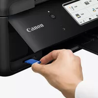 Canon PIXMA TR8550 Produkt Vorderansicht mit einer Person, die eine Speicherkarte einsetzt