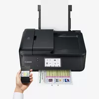 Canon PIXMA TR8550 Produkt Vorderansicht mit einer Person, die von einem Smartphone aus druckt