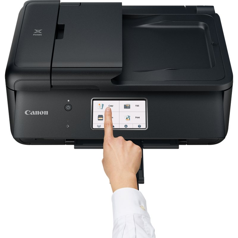 Canon PIXMA TR8550 Produkt Vorderansicht mit einer Person, die den Drucker bedient