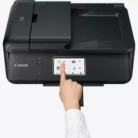 Canon PIXMA TR8550 Produkt Vorderansicht mit einer Person, die den Drucker bedient