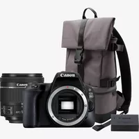 Canon EOS 200D negra + objetivo 18-55 mm f/4-5,6 IS STM negro + bolsa BP13 + batería LP-E17 Producto Vista frontal de la cámara junto con los componentes del kit