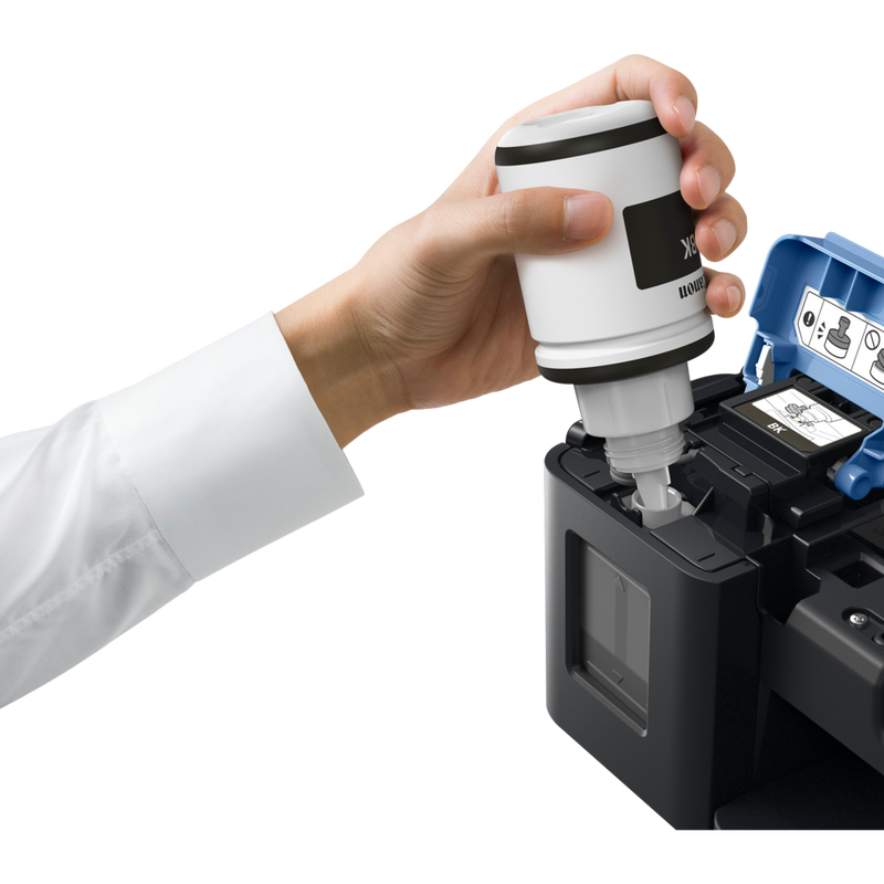 Impresora Canon PIXMA G2510 Producto Vista frontal de una persona rellenando el depósito de tinta negra