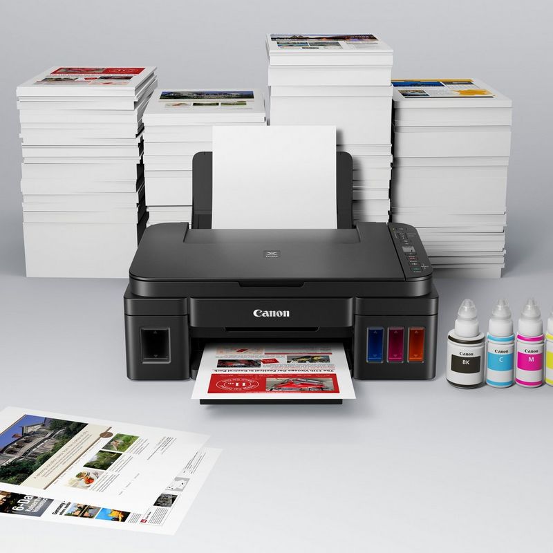 Stampante Canon PIXMA G3510 Su un tavolo con le cartucce d'inchiostro