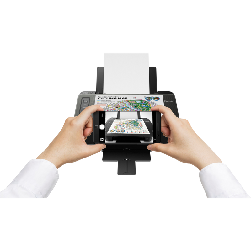 Impresora Canon PIXMA TS305 Producto Vista frontal de una persona haciendo una foto de la impresión con un smartphone