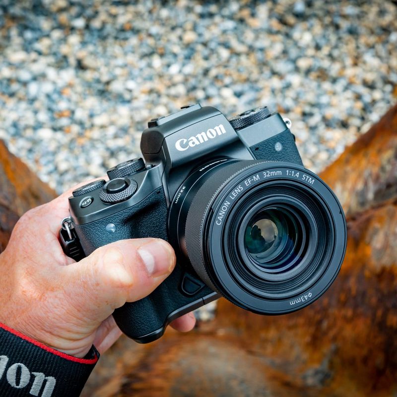 2439C005_EF-M-32mm-f1.4-STM-