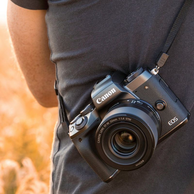 Objectif Canon EF-M 32mm f/1.4 STM Appareil photo fixé à une sangle