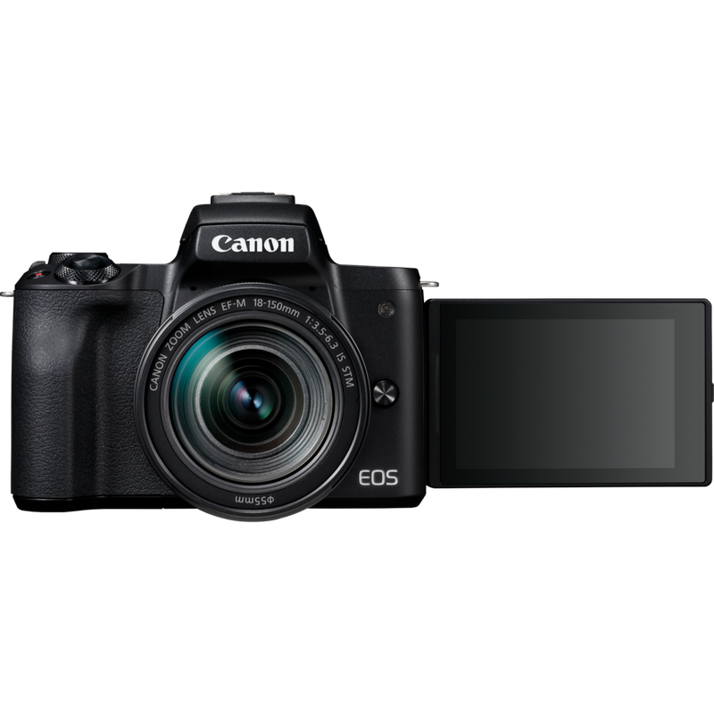 Canon EOS M50-kamerahus + EF-M 18-150mm IS STM – sort Produkt Set forfra med skærmen, der kan vippes og drejes, trukket ud