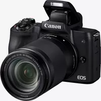 Canon EOS M50 Gehäuse + EF-M 18-150mm IS STM – Schwarz Produkt Diagonale Ansicht mit internem Blitz