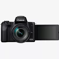 Canon EOS M50 Gehäuse + EF-M 18-150mm IS STM – Schwarz Produkt Vorderansicht mit erweitertem dreh- und schwenkbaren Display