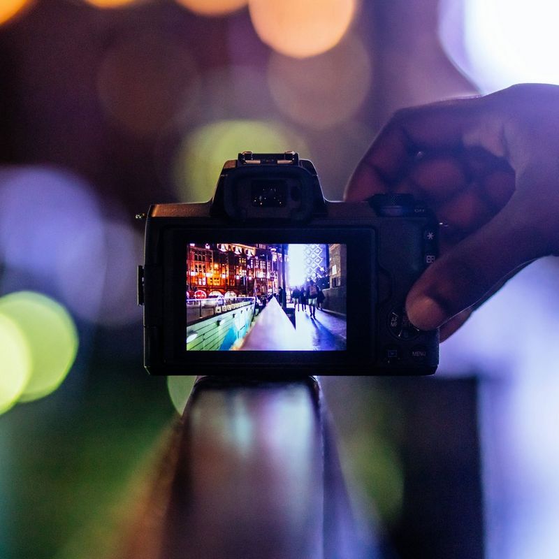 Canon EOS M50, svart + EF-M 15-45mm IS STM + ryggsäck + SD-kort + extrabatteri  Kameraskärmen som visar det mörka utrymmet