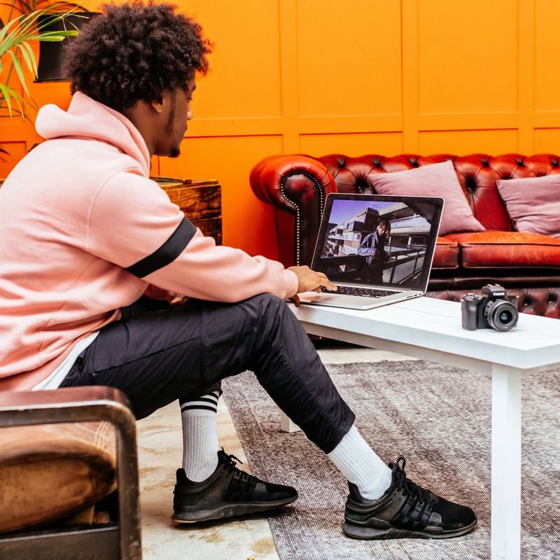 Canon EOS M50, svart + EF-M 15-45mm IS STM + ryggsäck + SD-kort + extrabatteri  Trådlös överföring av bilderna från kameran till en bärbar dator