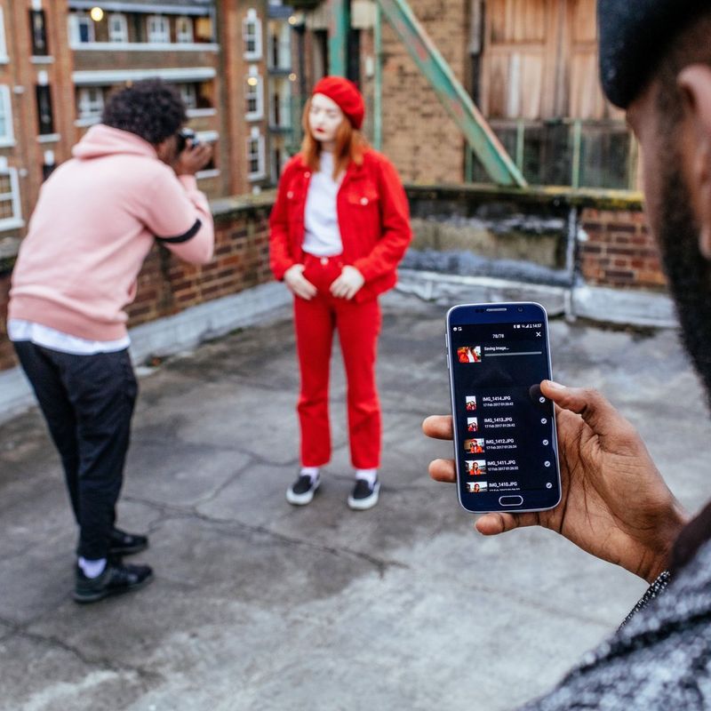 Canon EOS M50, svart + EF-M 15-45mm IS STM + ryggsäck + SD-kort + extrabatteri  Delar bilden direkt från en smartphone